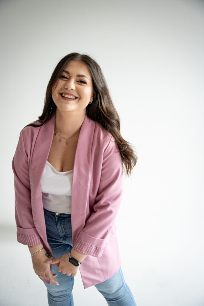 Kobieta w różowym żakiecie podczas sesji zdjęciowej w Studio LaCasa