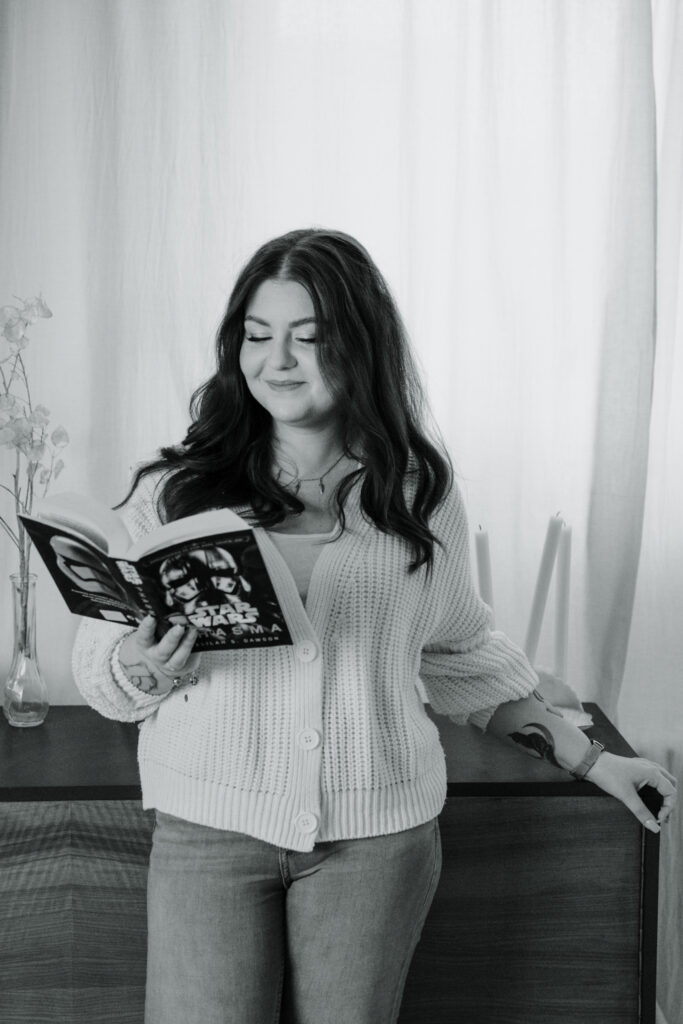Kobieta z książką podczas sesji zdjęciowej w Studio LaCasa
