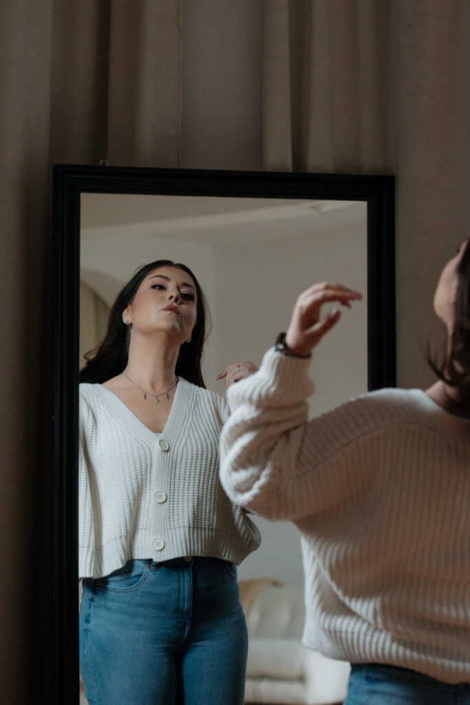 Kobieta przygotowująca się do sesji zdjęciowej w Studio LaCasa