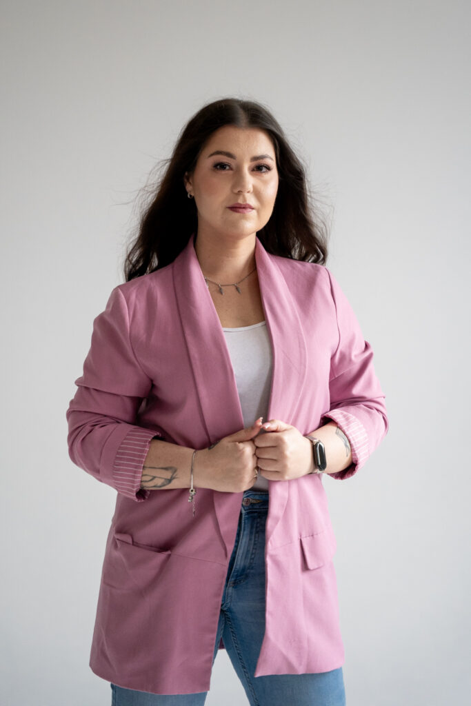 Kobieta w różowym żakiecie podczas sesji wizerunkowej w Studio LaCasa
